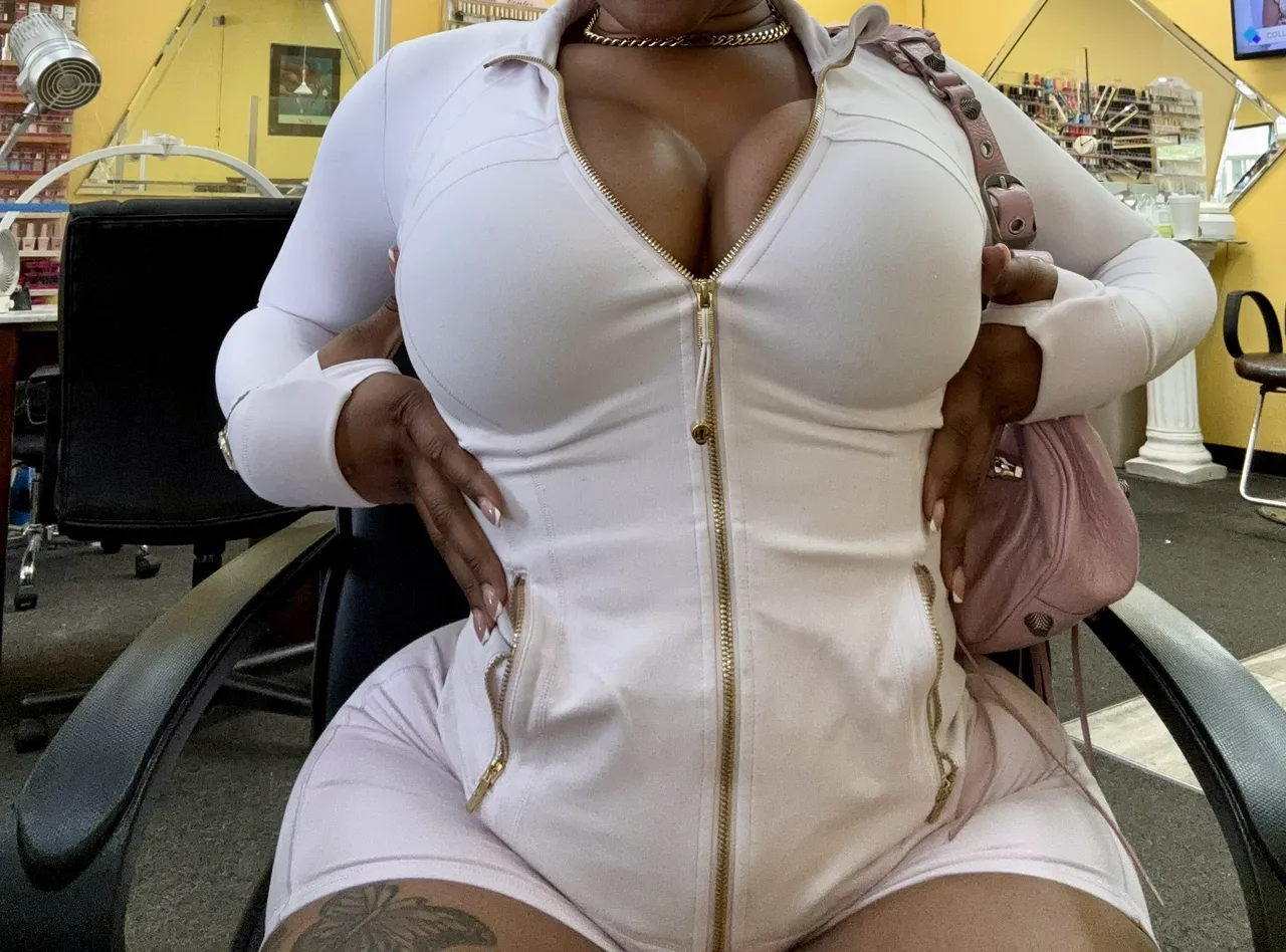 Escorts Oklahoma City, Oklahoma 9” Top & Bottom Lori
