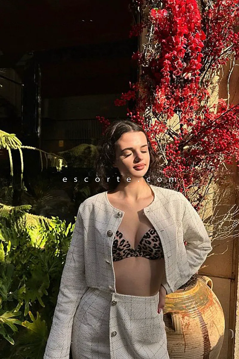 Escorts Paris, France Margo