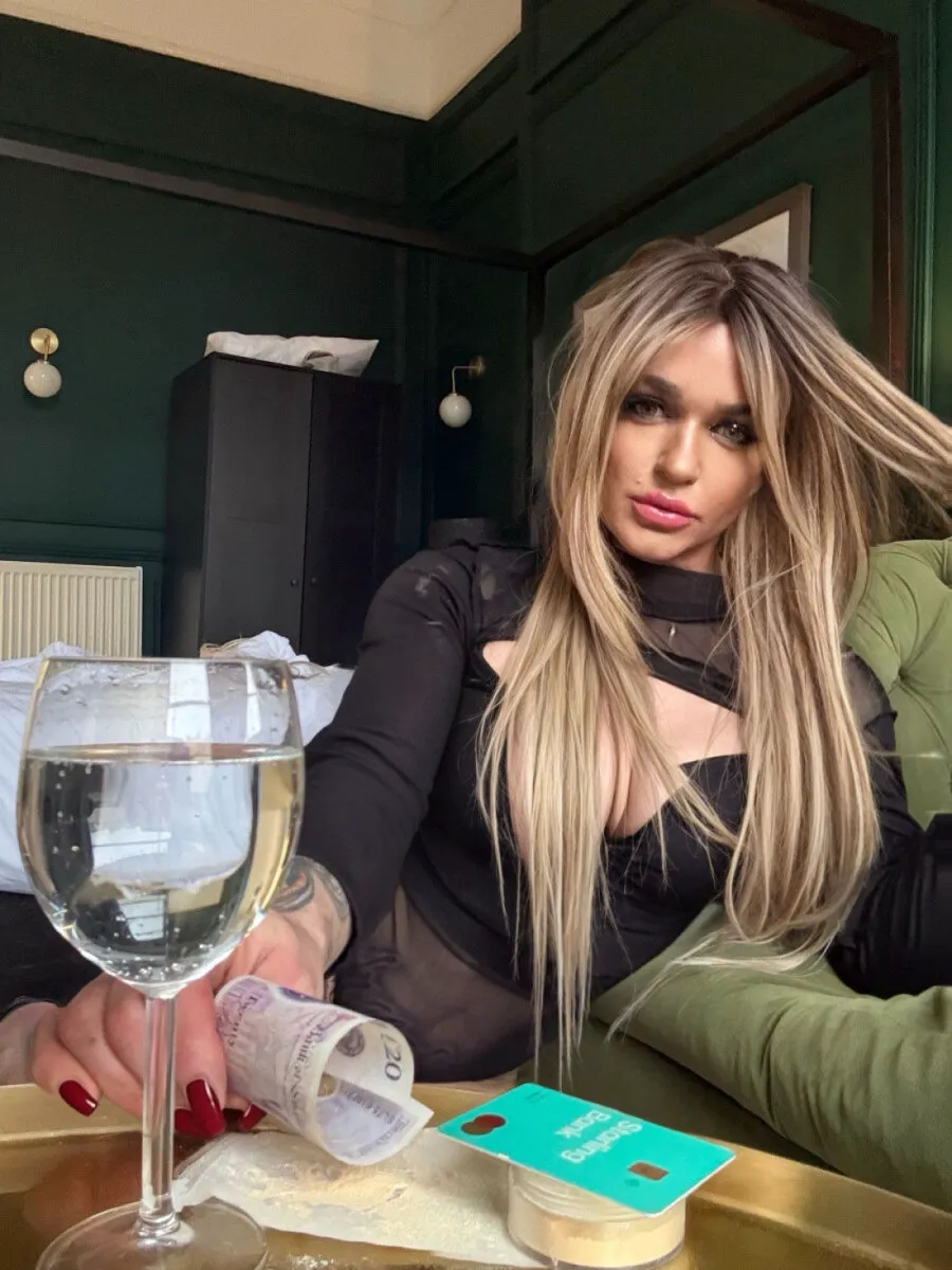 Escorts London, England Bombshell