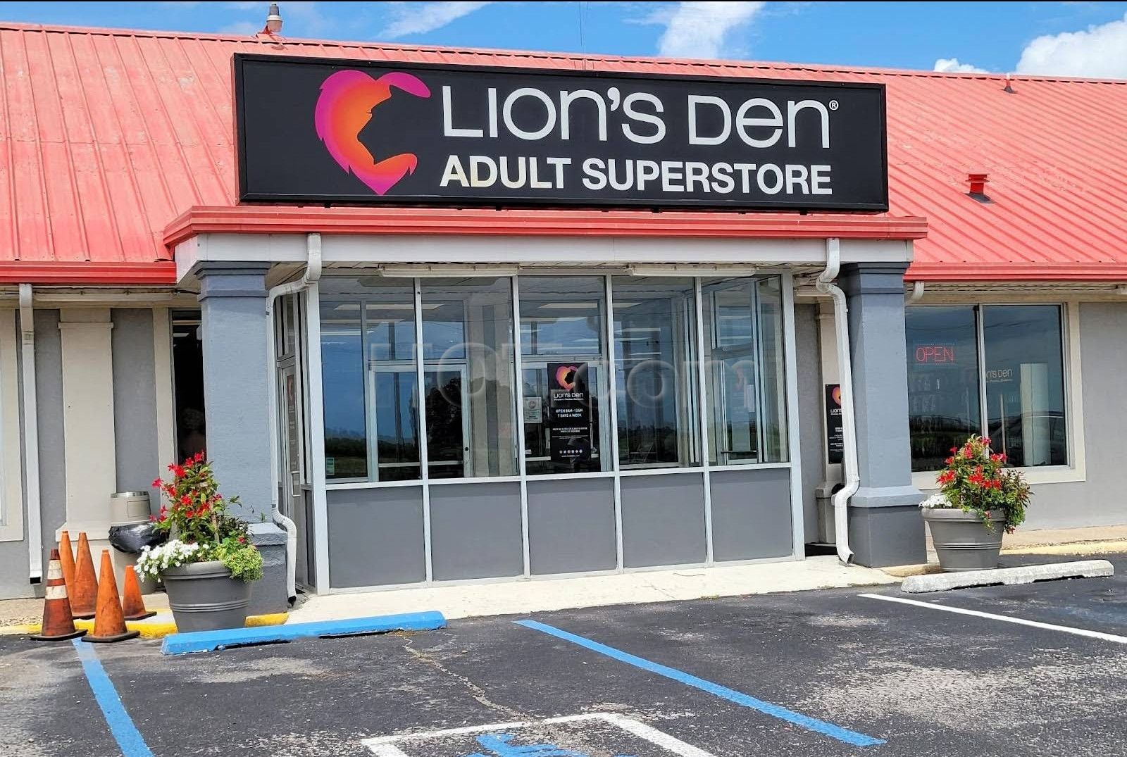 Steele, Missouri Lion's Den